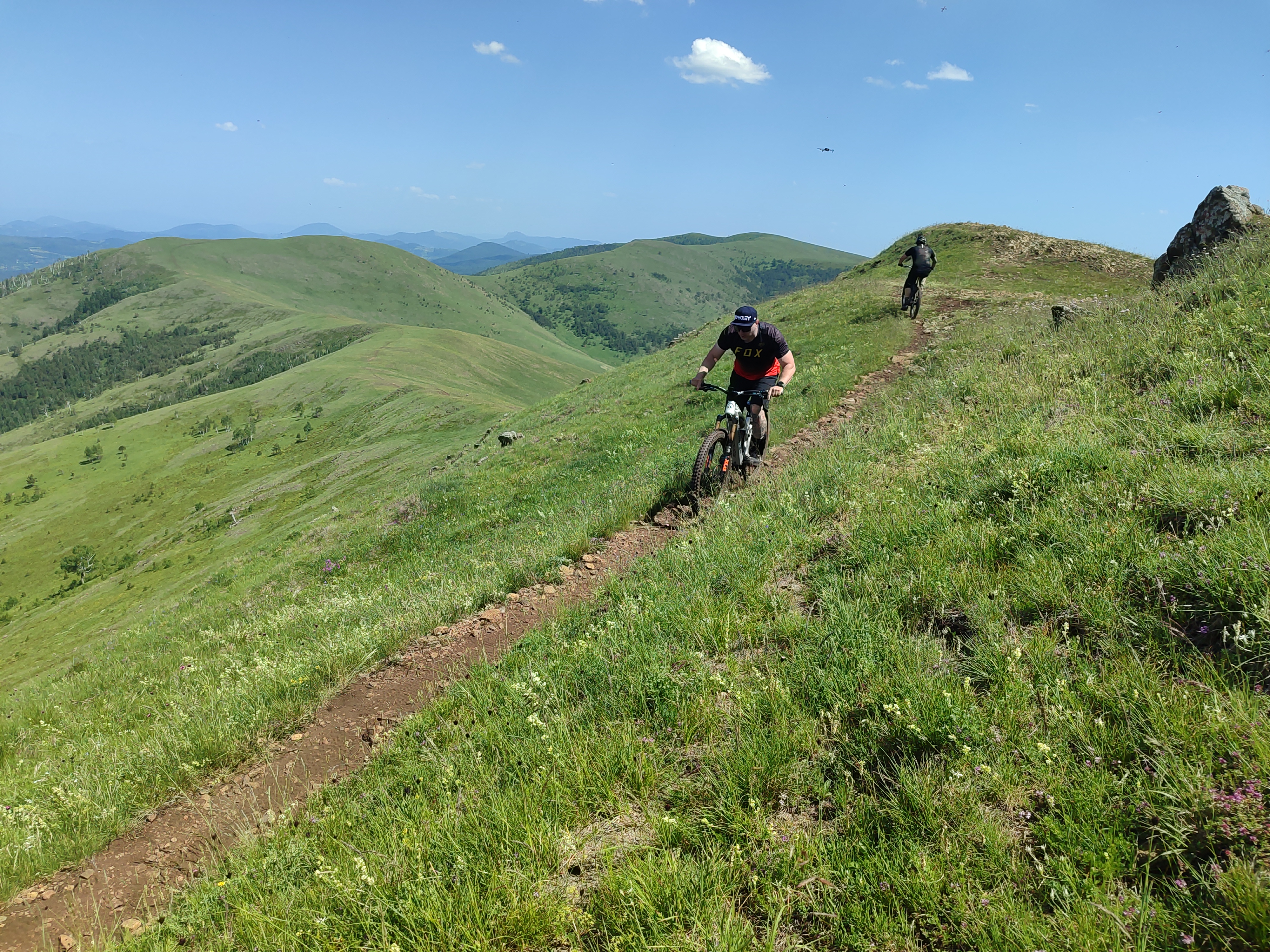 Official licensed E-MTB guide leading mountain tour in Serbia